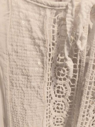 Camisa ibicenca blanca.