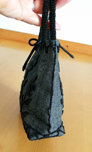 Pochette in tessuto e perline. 