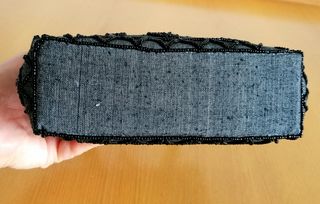Pochette in tessuto e perline. 