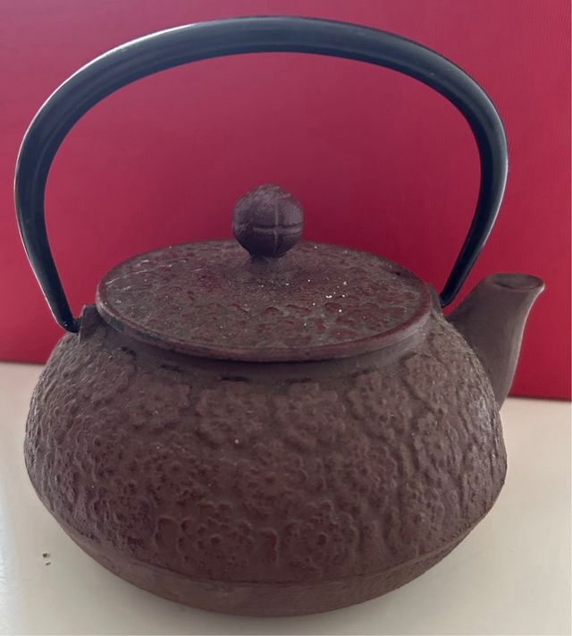 Teiera in metallo con infusore