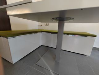 Mesa y módulos asientos de cocina
