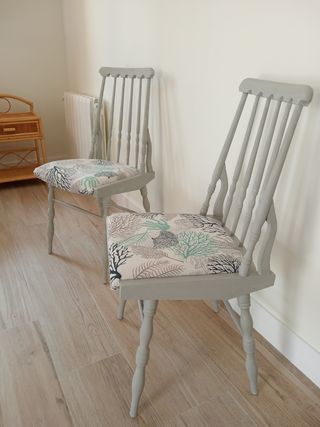 2 Sillas vintage restauradas grises.