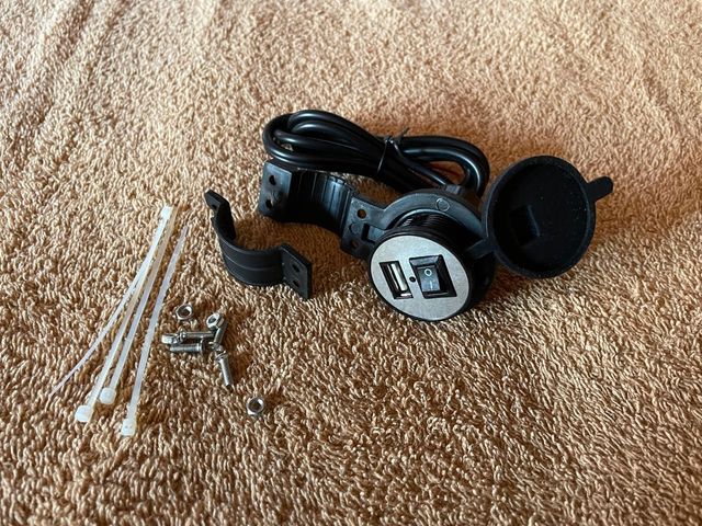 USB EXTERIOR PARA MOTO BICI PATINETE CARAVANA.....