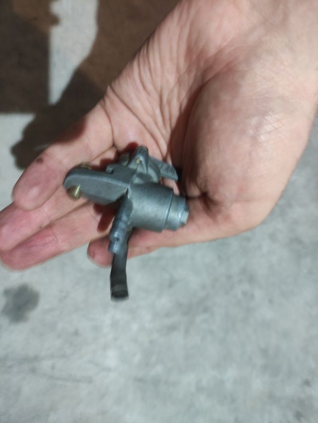 Grifo gasolina Daelim roadwin 125