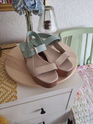 Sandalias altas de piel en tonos pastel