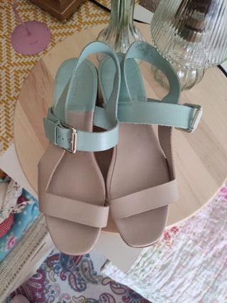 Sandalias altas de piel en tonos pastel