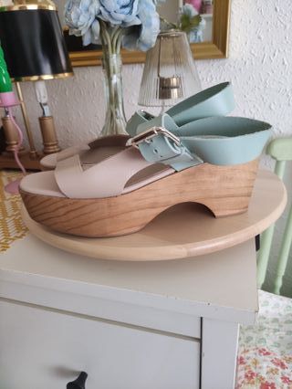 Sandalias altas de piel en tonos pastel