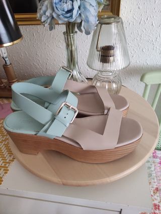 Sandalias altas de piel en tonos pastel