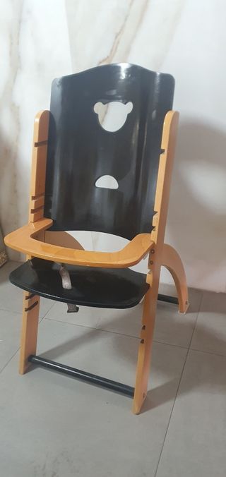 Trona de madera regulable en altura