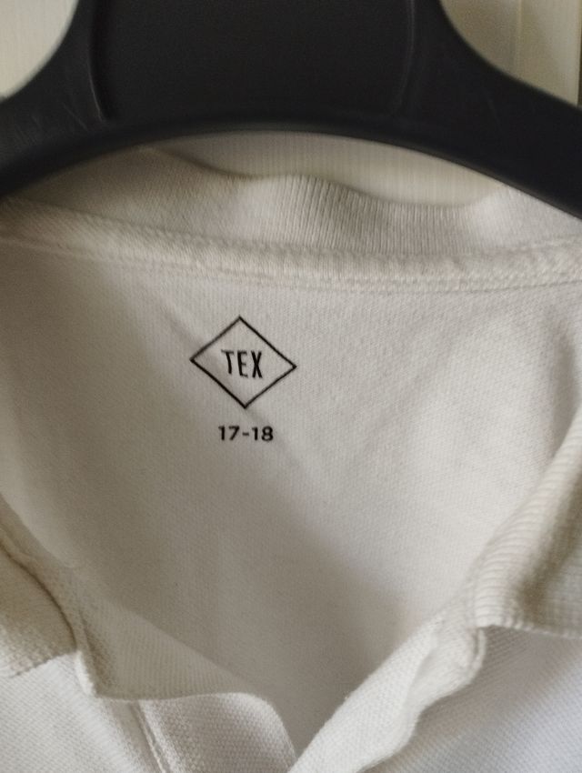 Vendo polos de uniforme blanco