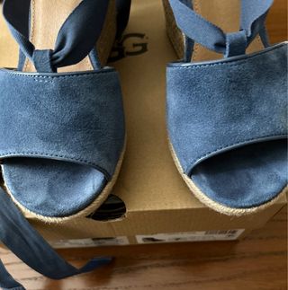 Sandalias cuña UGG, azules ,talla 37