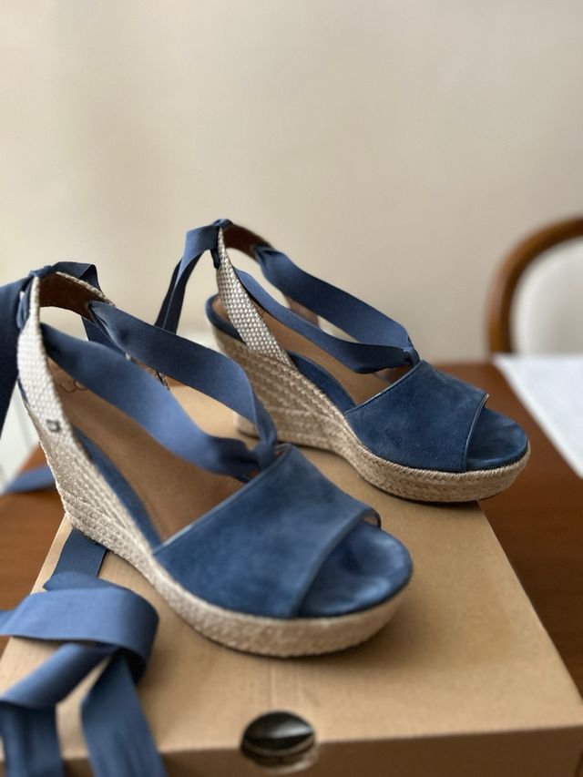 Sandalias cuña UGG, azules ,talla 37