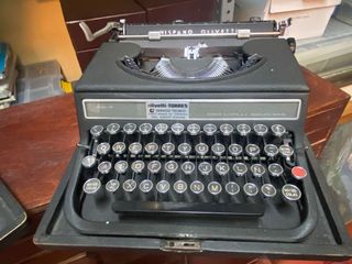Maquina de escribir antigua