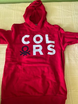 sudadera con capucha roja de niño