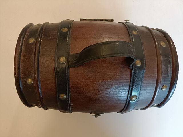 Botte forziere legno pelle borchie