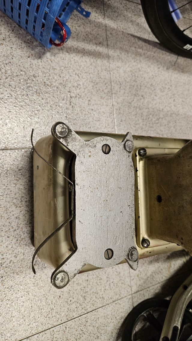 Báscula antigua marca Montaña