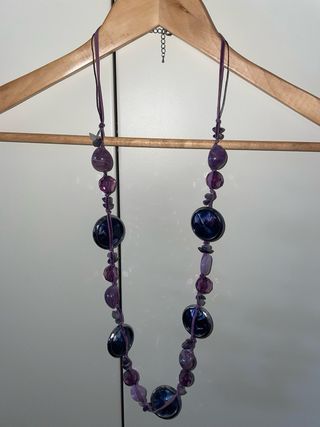 Collana lunga con pietre viola
