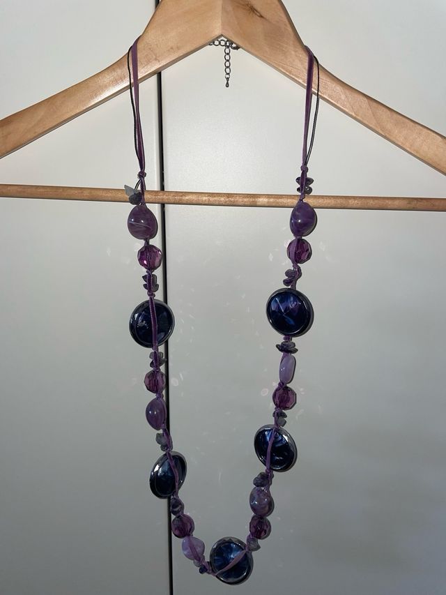 Collana lunga con pietre viola