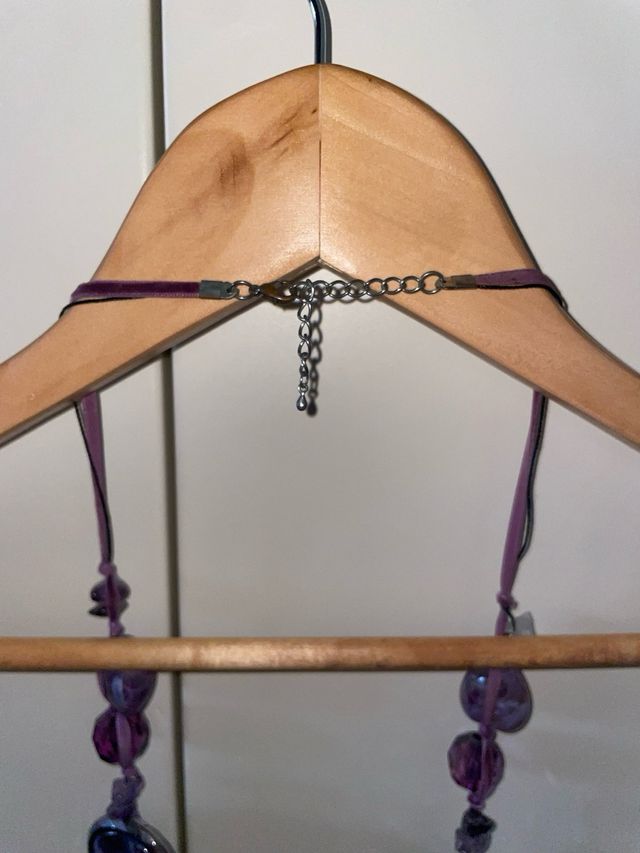 Collana lunga con pietre viola