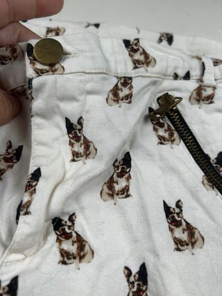 Pantalòn pitillo estampado de perritos