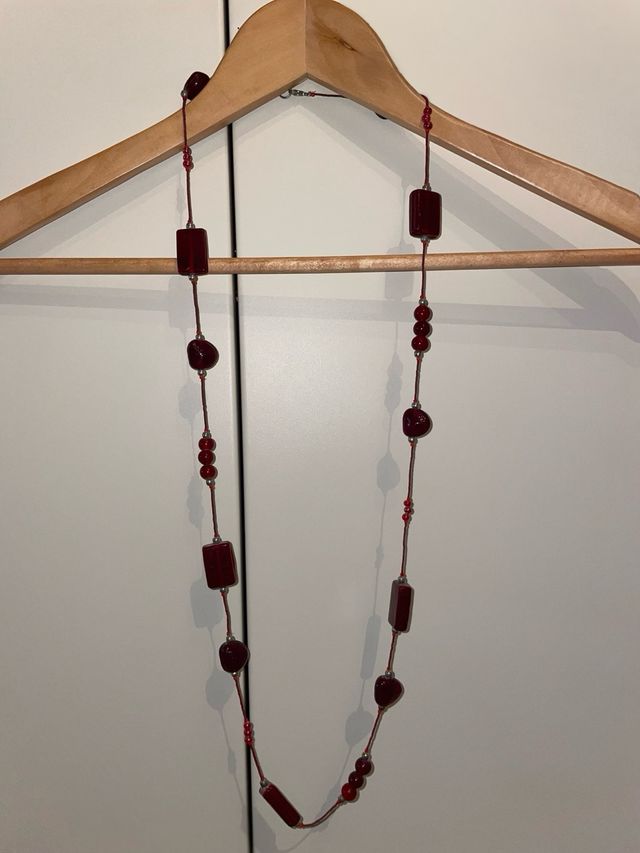 Collana lunga con pietre rosse