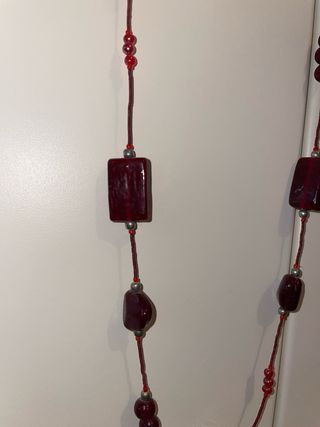 Collana lunga con pietre rosse