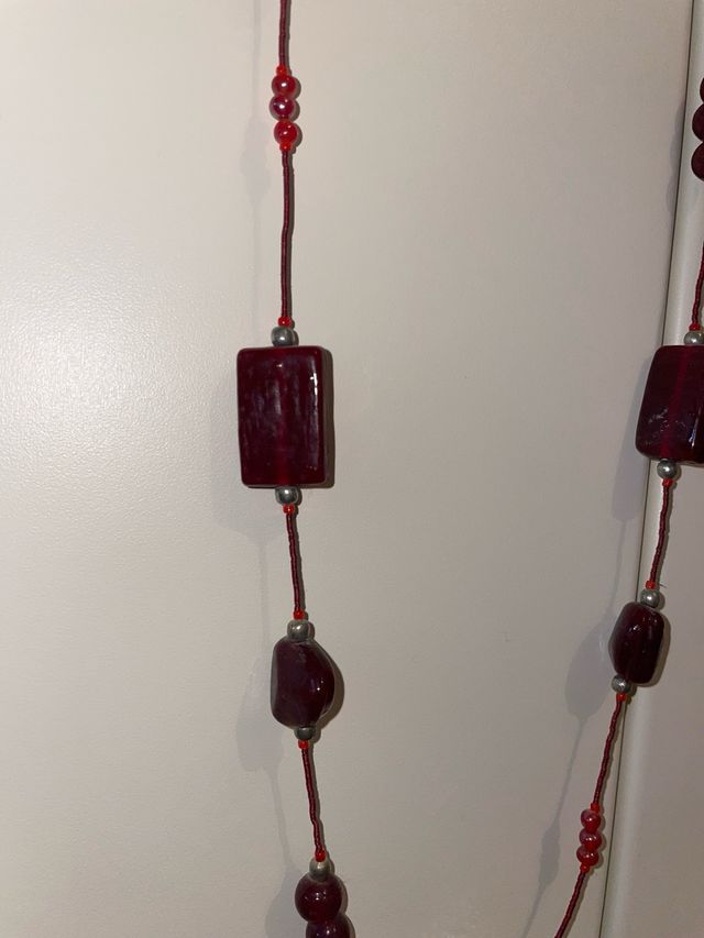Collana lunga con pietre rosse