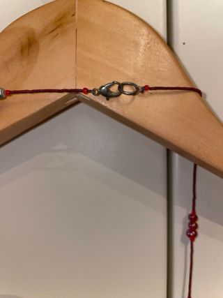 Collana lunga con pietre rosse