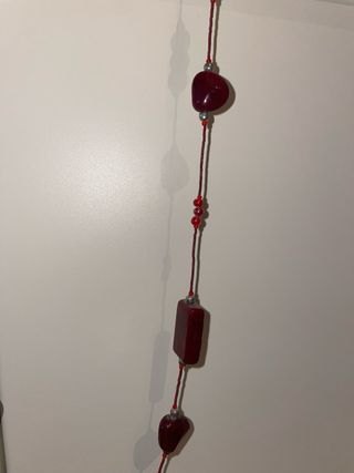 Collana lunga con pietre rosse