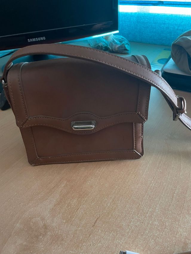 Bolso de hombro marrón