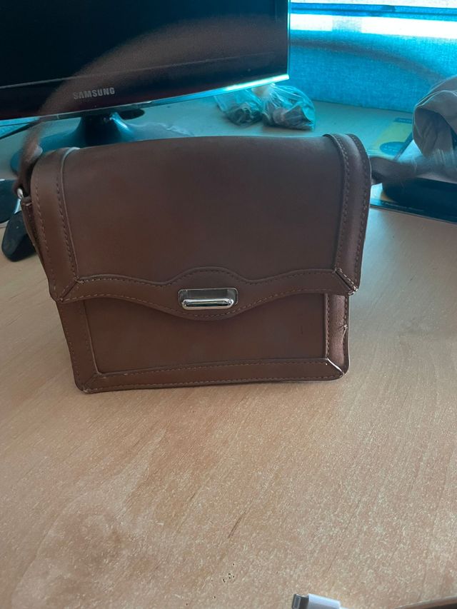 Bolso de hombro marrón