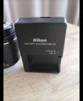 Camara nikon D3400 and book