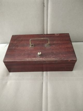 Antigua caja fuerte metal