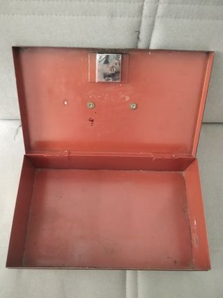 Antigua caja fuerte metal