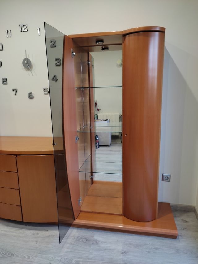 Mueble completo de comedor en madera.