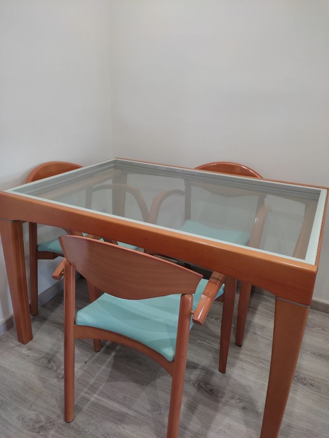 Mueble completo de comedor en madera.