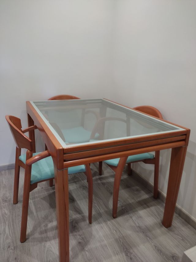 Mueble completo de comedor en madera.