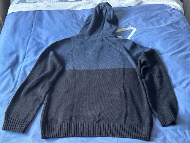 Jersey azul y negro con capucha