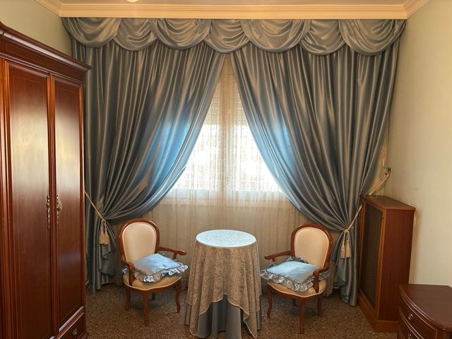 Juego de cortinas azules y blancas, mesa