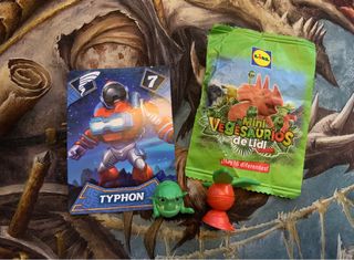 Minivegesaurios colección lidl y cromo gormiti.