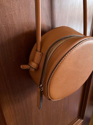 Bolso redondo marrón Mango
