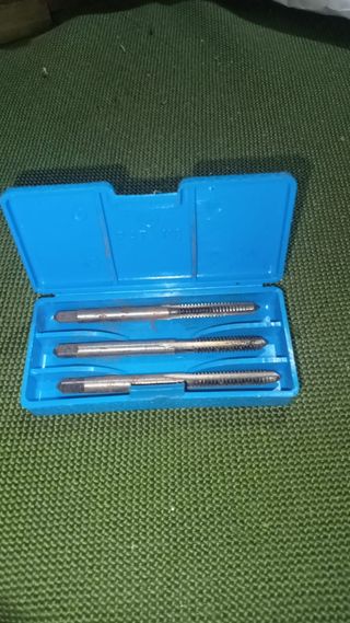Caja con 3 machos de rosca