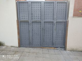 Puertas de garaje de hierro 250x239
