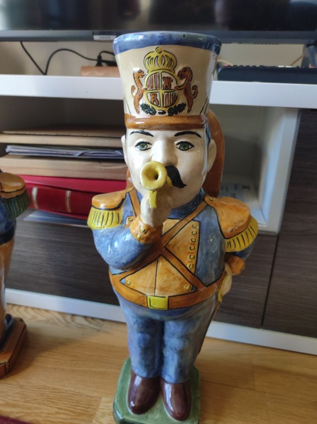 3 Figuras botijo cerámica Maestre