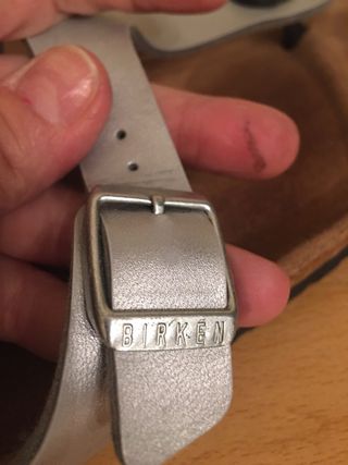 BIRKENSTOCK - sandalias dedo plateadas 36