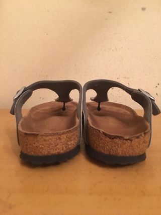BIRKENSTOCK - sandalias dedo plateadas 36