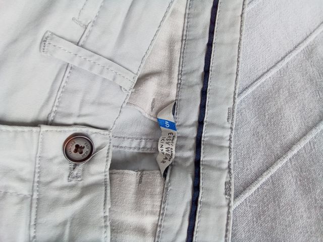 Pantalones chinos grises