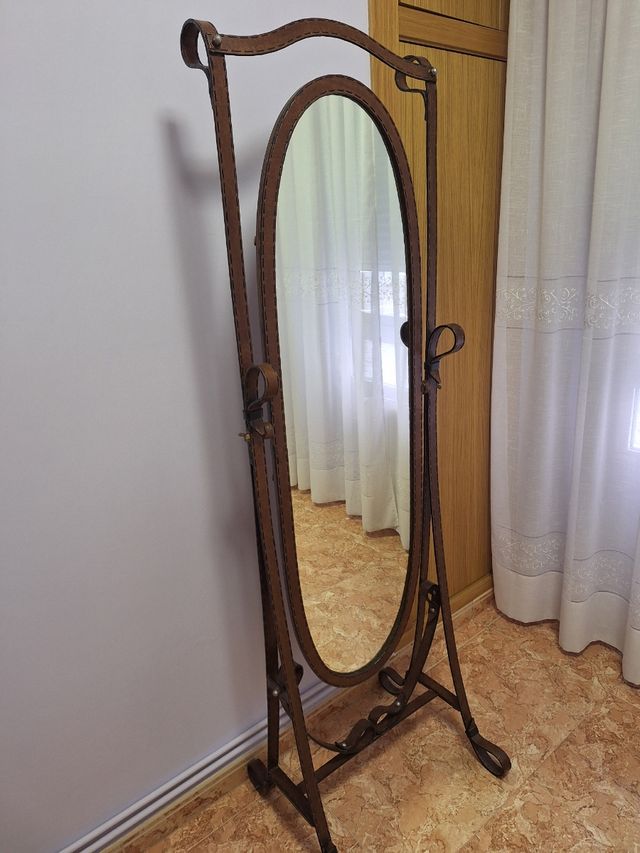 Espejo de pie de hierro que simula al cuero