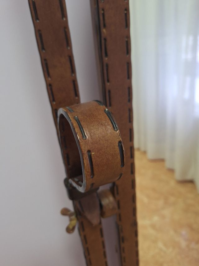 Espejo de pie de hierro que simula al cuero