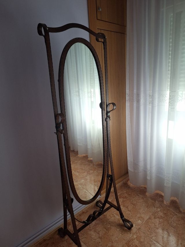Espejo de pie de hierro que simula al cuero